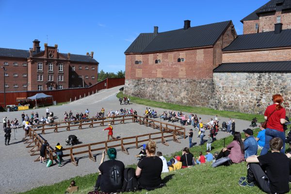 Eteläinen vallipiha ja Juhlakenttä - Hämeen linna - Suomen kansallismuseo